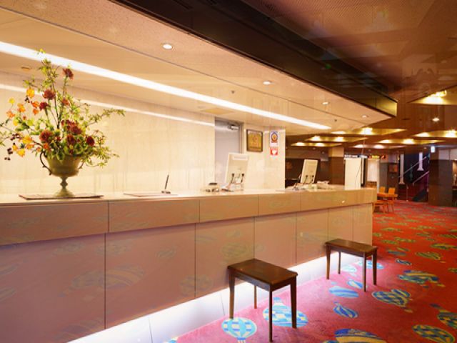 落着いた雰囲気のフロントでお客様をお出迎え♪
