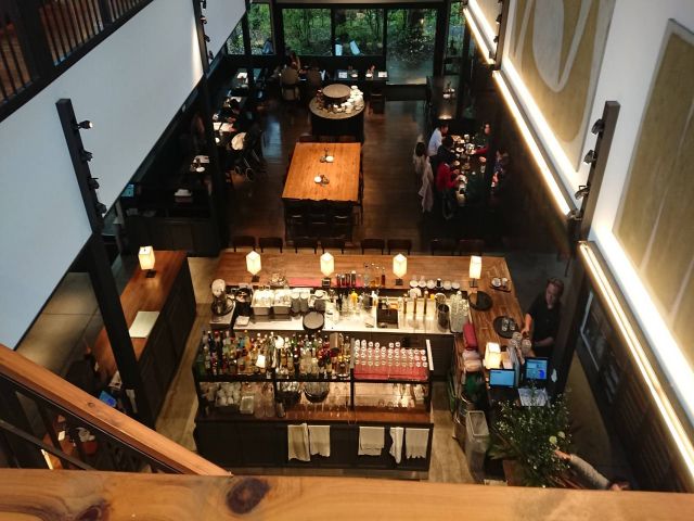 吹き抜けの大空間に木目の天井でお洒落な店内ですよ♪