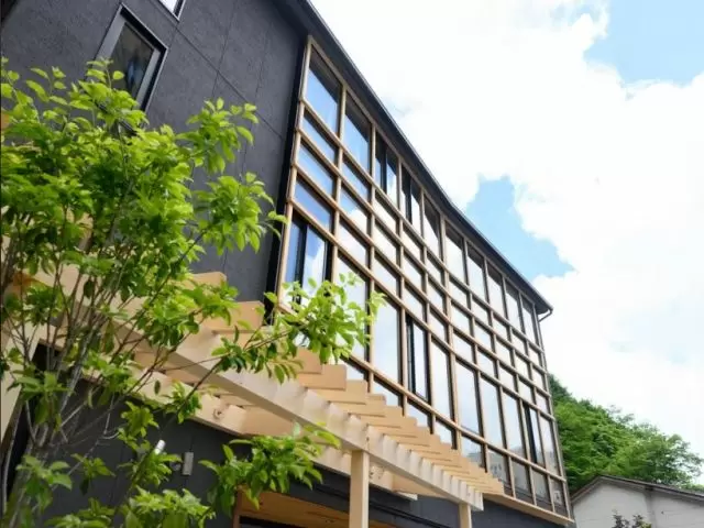 レア!!湯畑の足湯カフェでのカフェスタッフ☆疲れた体を芯から癒す湯畑エリアの憩いの場♪