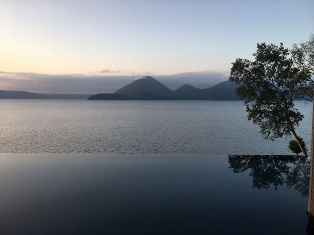 湖と一体になったような露天風呂は立ち湯になっており、一面に広がる湖が最高です！