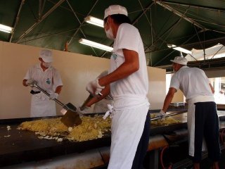 夏の一押し求人！プールサイドで【調理】のお仕事！平均25万以上も夢じゃない！