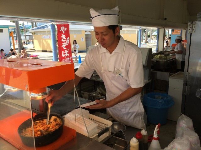 プール内のレストランで調理補助のお仕事です♪難しい内容はありませんので調理経験無くてもOK