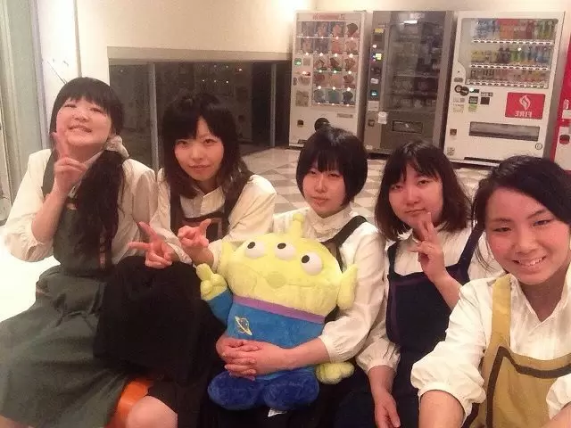 寮には食堂・ソファがあり共有スペースも有り皆さんと団らんして生活できます♪友人も作れますよ