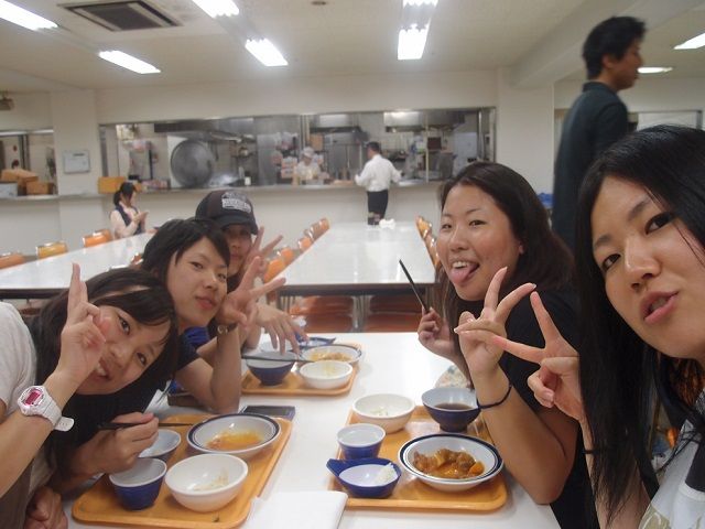 食堂でのご飯も美味しいですよ～♪お腹いっぱい食べれます！