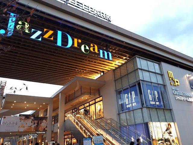 遊園地の隣にはアウトレットモールがあります！徒歩でも行けファッション・食事と楽しめます！