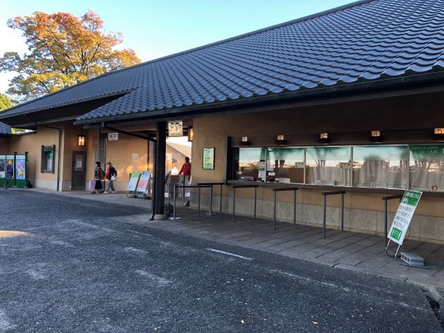 入場ゲートの職場風景