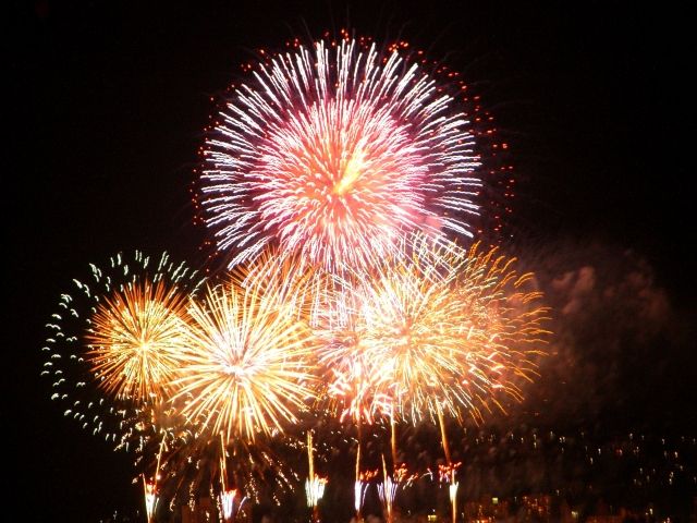 夏場は綺麗な花火が見れます！