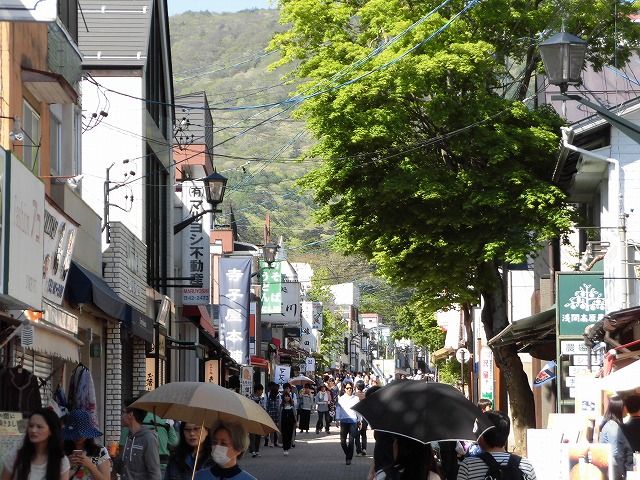 軽井沢は駅前のアウトレットだけではありません。旧軽井沢銀座通りも観光名所の一つです