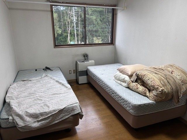 寮は2階建てです。
1階は主に食堂・大浴場・洗濯機・乾燥機がありますよ！