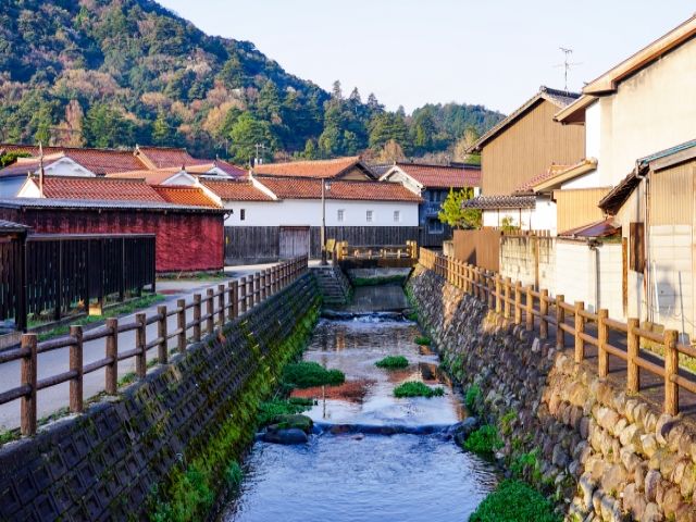 四方を山に囲まれた三徳川川畔にひっそりと佇む三朝温泉