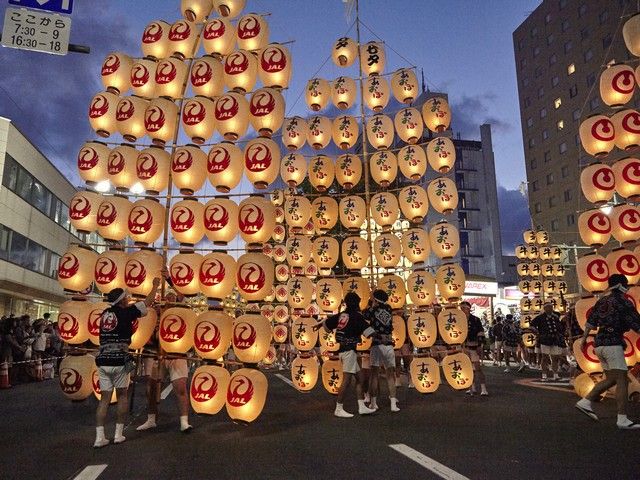 秋田の夏の風物詩「竿燈まつり」。ハラハラ☆どきどき、スリル満点の迫力！