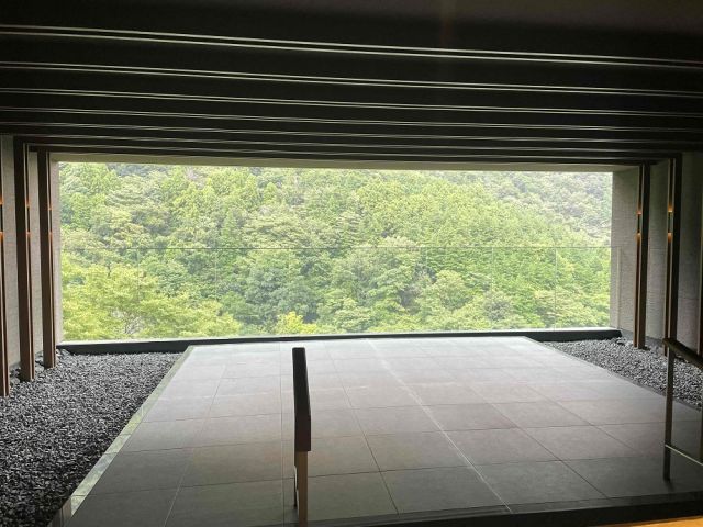 ホテルのフロントが何と6階なんです
最高の景色の中でご勤務頂きます