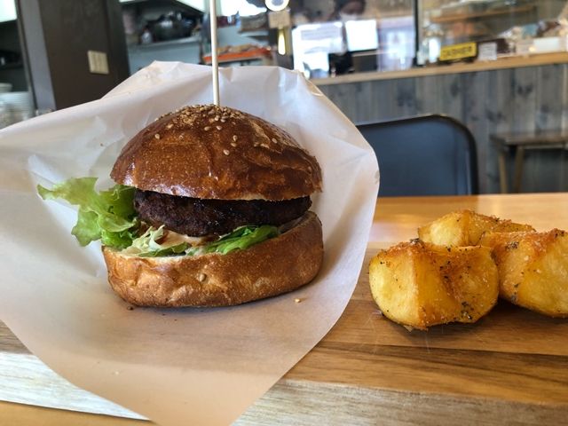 市街地まで行ければ飲食店多数あり♪