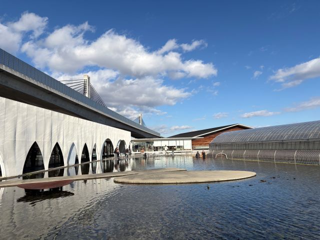 目の前のバス停から【アクアイグニス】という温泉施設に行くことができます！ご飯と温泉が魅力！