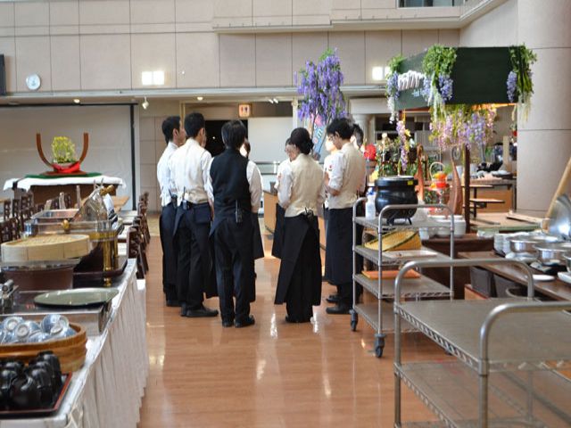 仕事開始前の打ち合わせ風景！皆さんでお客様をお迎え頂きます☆