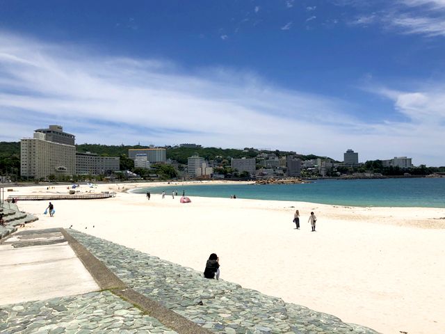 白良浜を散歩できますよ。