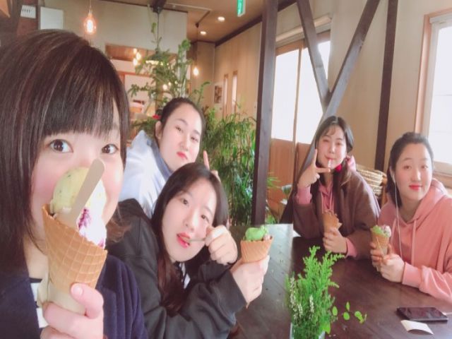 スタッフさん♪たくさんの飲食店あるのも魅力的です。
