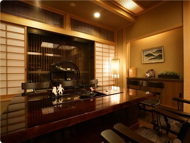 民芸調の家具と間接照明のやわらかな光に包まれた空間、ほっとひといき、旅の疲れも軽くなります