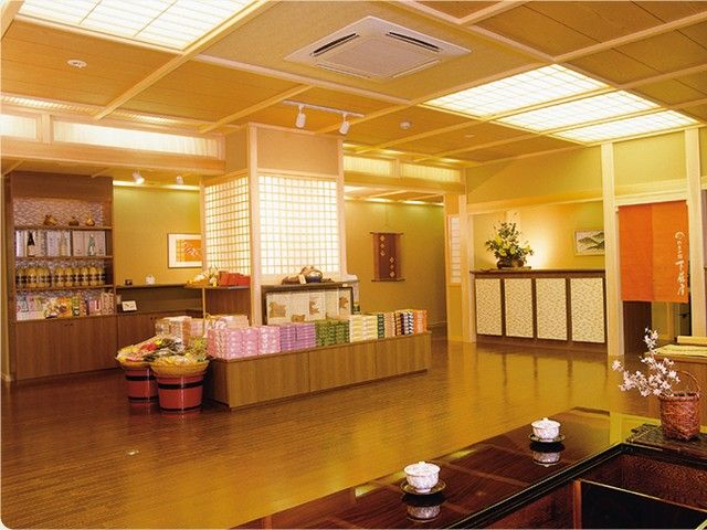 のれんやハンカチ、創作人形やストラップなど、民芸調の小物を取り揃えてあります♪