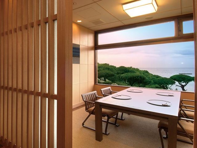 食事処で接客をして頂きます。