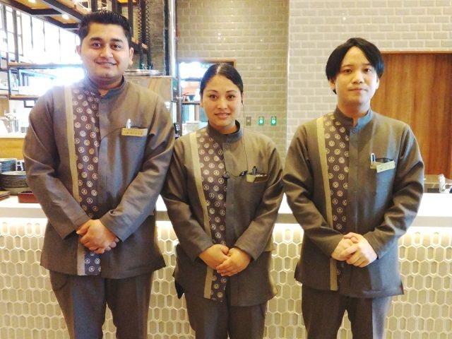 ダイニングの色に合わせた雰囲気のある人気の制服です。