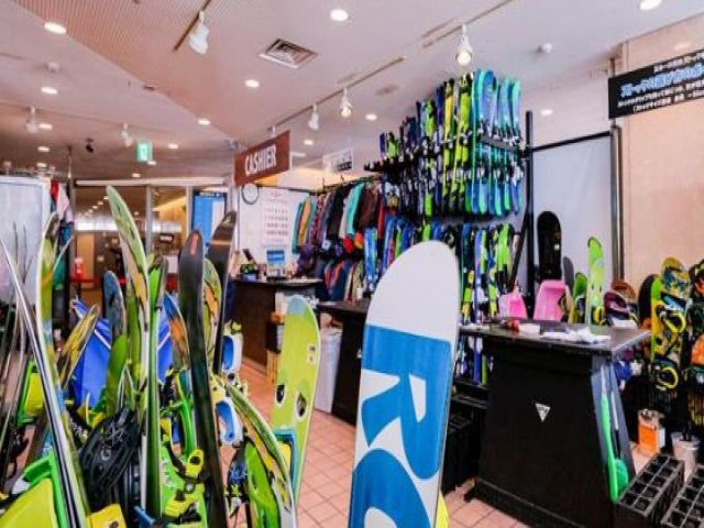 一人一枚のリフト券付き！
スタッフはレンタル半額×ナイター営業ありで滑りたい放題！