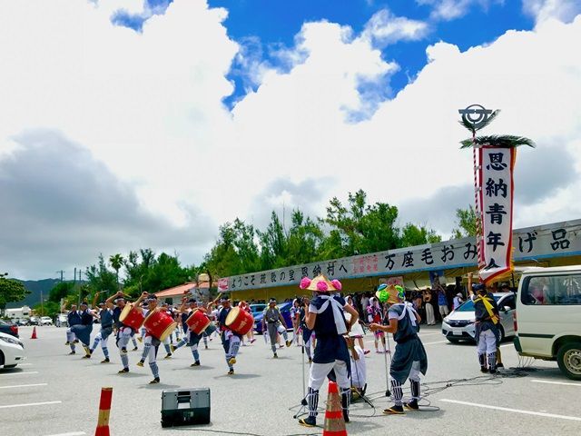 〔近くの観光地①〕万座毛♪断崖絶壁で人気の観光地。海がキレイで定番の観光地です。