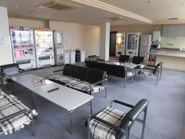 寮内の共同スペースです☆自販機でカップラーメンなど買えます！