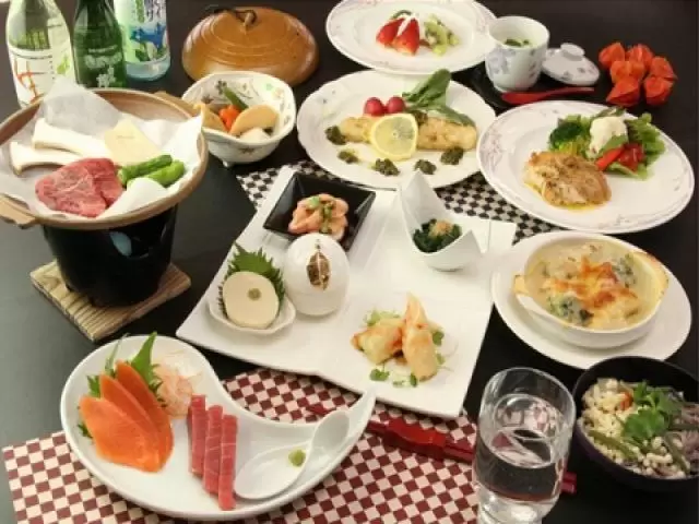 ここにしかないご馳走を是非食べてみて下さい♪
賄いも１日３食、休日もいただけ最高です！！