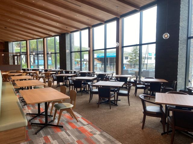 職場環境です。ホテル1Fのメインダイニングでの勤務。