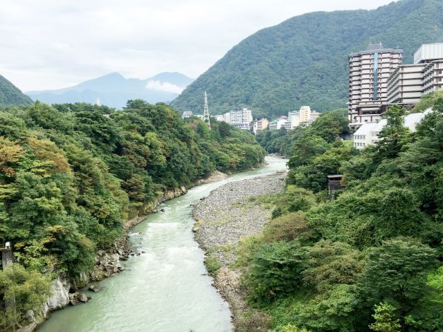 "鬼怒川"沿いにあるホテル。透き通った空気を感じながら、非日常な環境を楽しんでくださいね☆