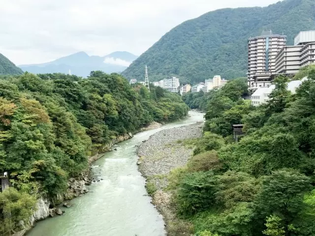 "鬼怒川"沿いにあるホテル。透き通った空気を感じながら、非日常な環境を楽しんでくださいね☆
