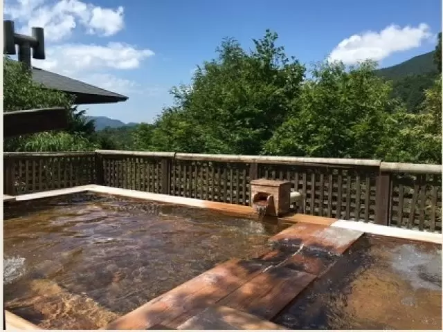 お仕事終わりは温泉でゆっくり疲れを癒して下さい♪良質な温泉でお肌もつるつるです！