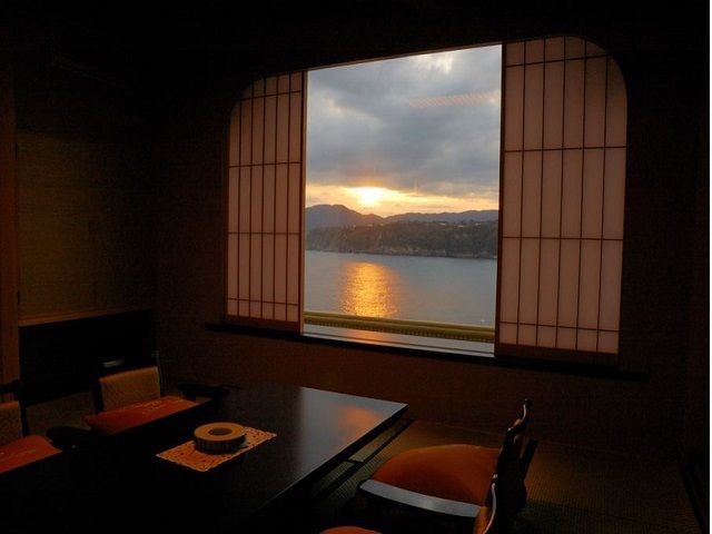 旅館の目の前の海に沈んでいく夕陽は絶景です