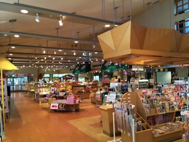 パーキングエリア内の売店や、