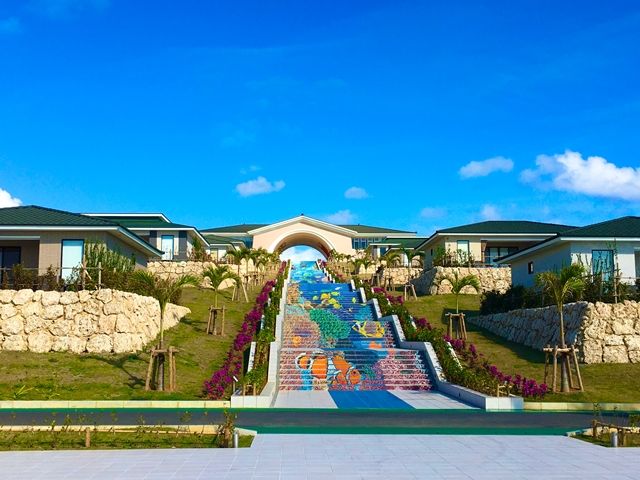 熱帯魚が描かれた、沖縄らしいモダンな階段が印象的なリゾートホテル！人間関係良好な職場です♪