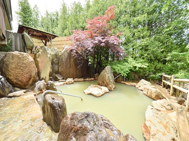 お仕事終わりは自慢の大浴場で疲れをとりましょう☆
四季折々の風景とお湯でのんびりと。