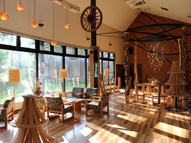 食事処は落ち着いた雰囲気で日帰り温泉客も利用します！