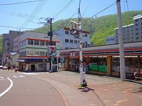 コンビニ、ドラッグストア、飲食店など充実した生活環境なので安心して生活出来ますよ！！