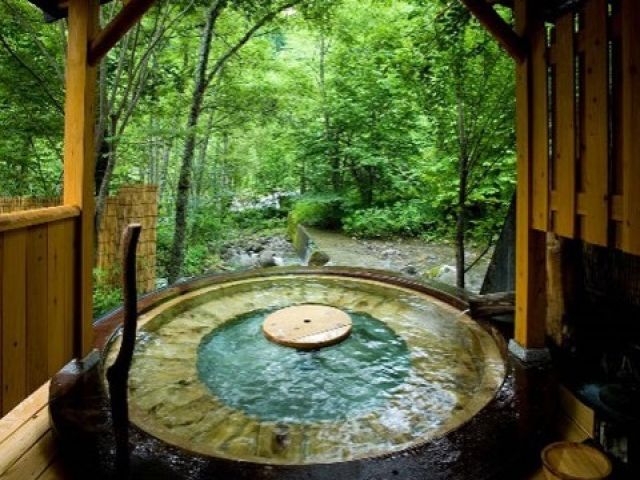館内温泉入浴可能☆一日の疲れをゆっくり癒してください♪自然に囲まれた温泉は最高です!!