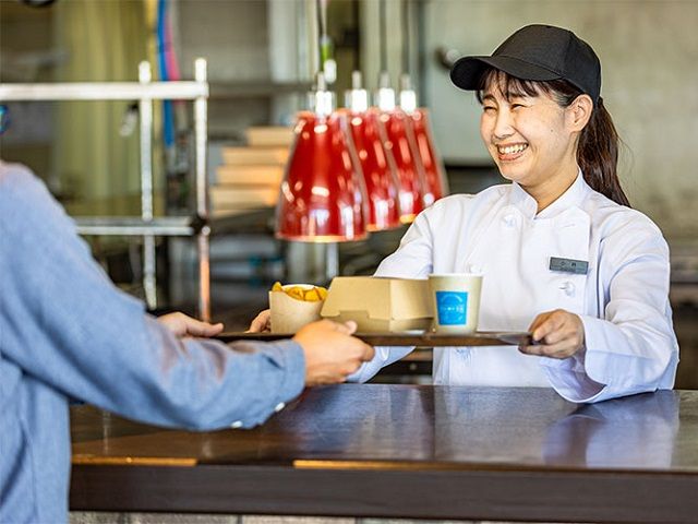 カフェでは簡単なドリンクの調理、お会計、商品のご提供等を行って頂きます