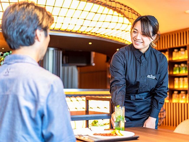 メインレストランでは席へのご案内、配膳、下膳、会計等の業務を行って頂きます