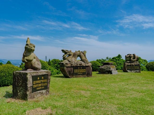 干支の石像がある笠祇神社。田園風景、霧島、開聞岳、桜島を見渡す展望台は必見。