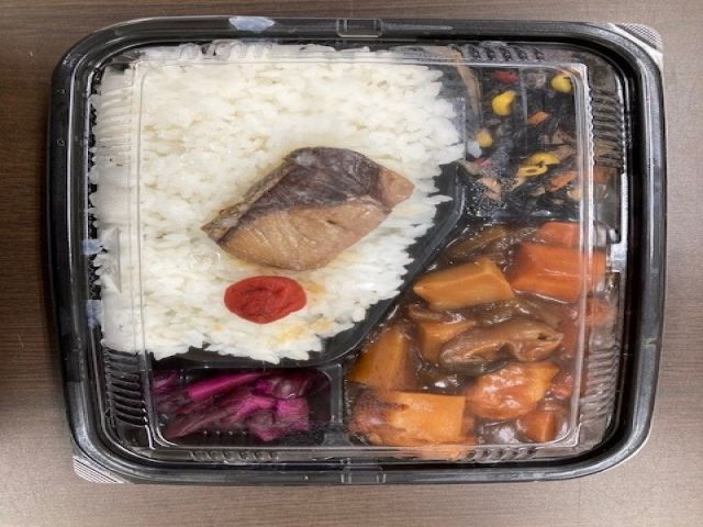 お弁当支給しています。お菓子はもってきたほうがgood