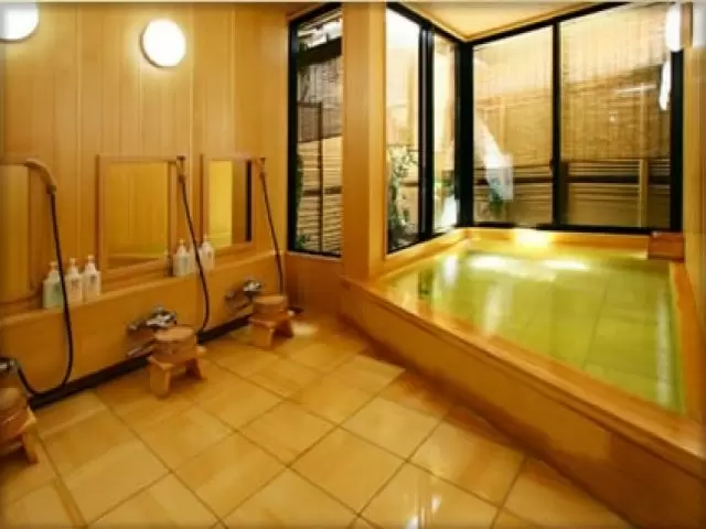 館内の温泉を利用することができます。
仕事の疲れも吹き飛びますよ～！