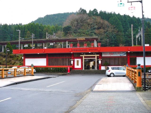 霧島神宮駅から車で10分～15分ほどでホテルに到着します。