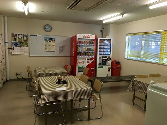 従業員食堂です。賄いと、おかず弁当（ごはんは新潟県産コシヒカリ）です。