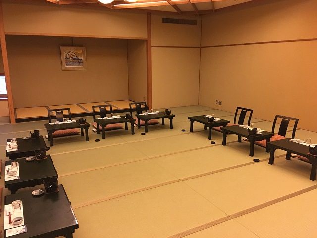 小宴会場で接客をしていただく事もございます。