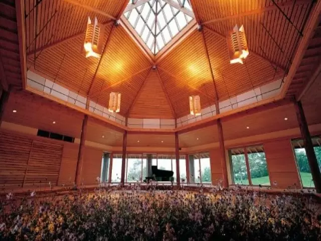 広い敷地には音楽堂や別荘や保養所などがございます。