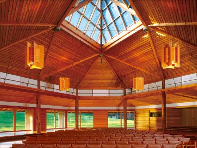 敷地内には音楽堂や保養所などがございます